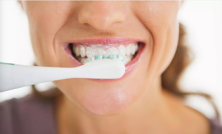 Poți folosi o Periuță de dinți electrică pe coroane dentare permanente?