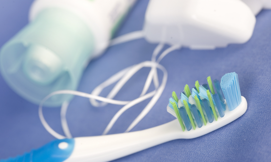 Trebuie să folosești ața dentară înainte sau după periaj?
